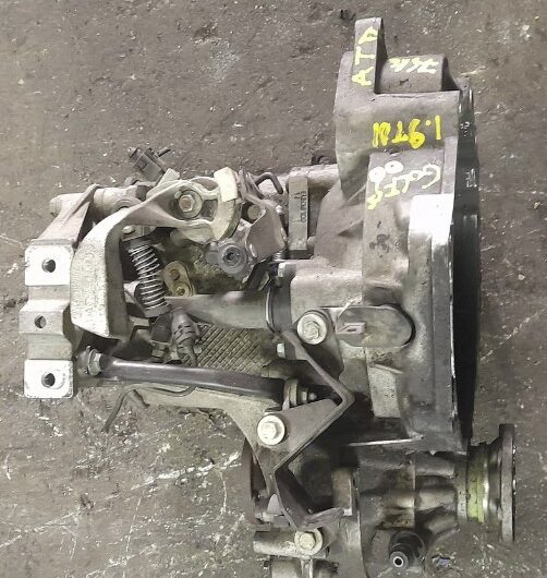 (3C4883) Cambio Volkswagen GOLF 1.9 anno 2000 cod. 02J300052GX